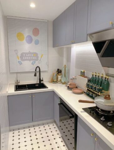 Không gian bếp nhỏ nên lựa chọn màu sắc nhạt